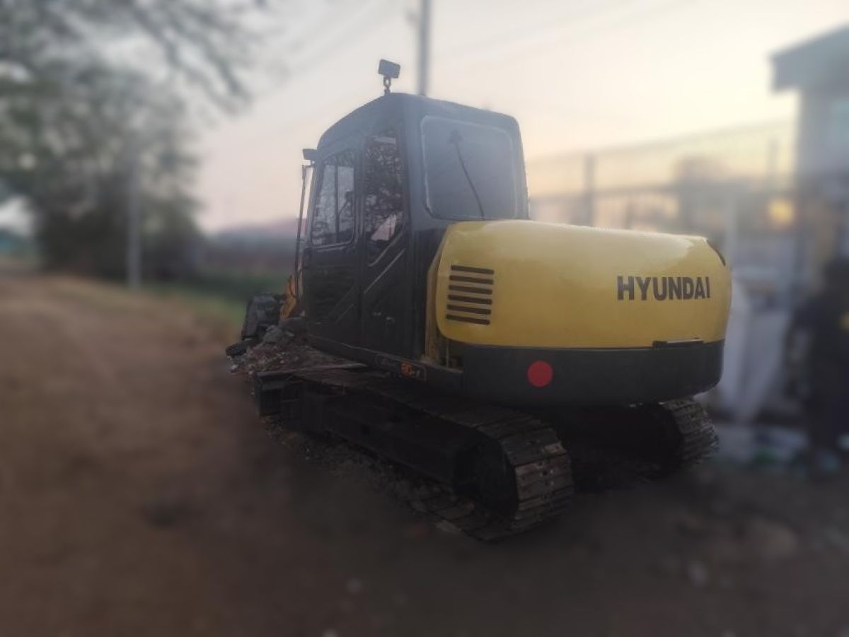Hyundai Excavator R80-7