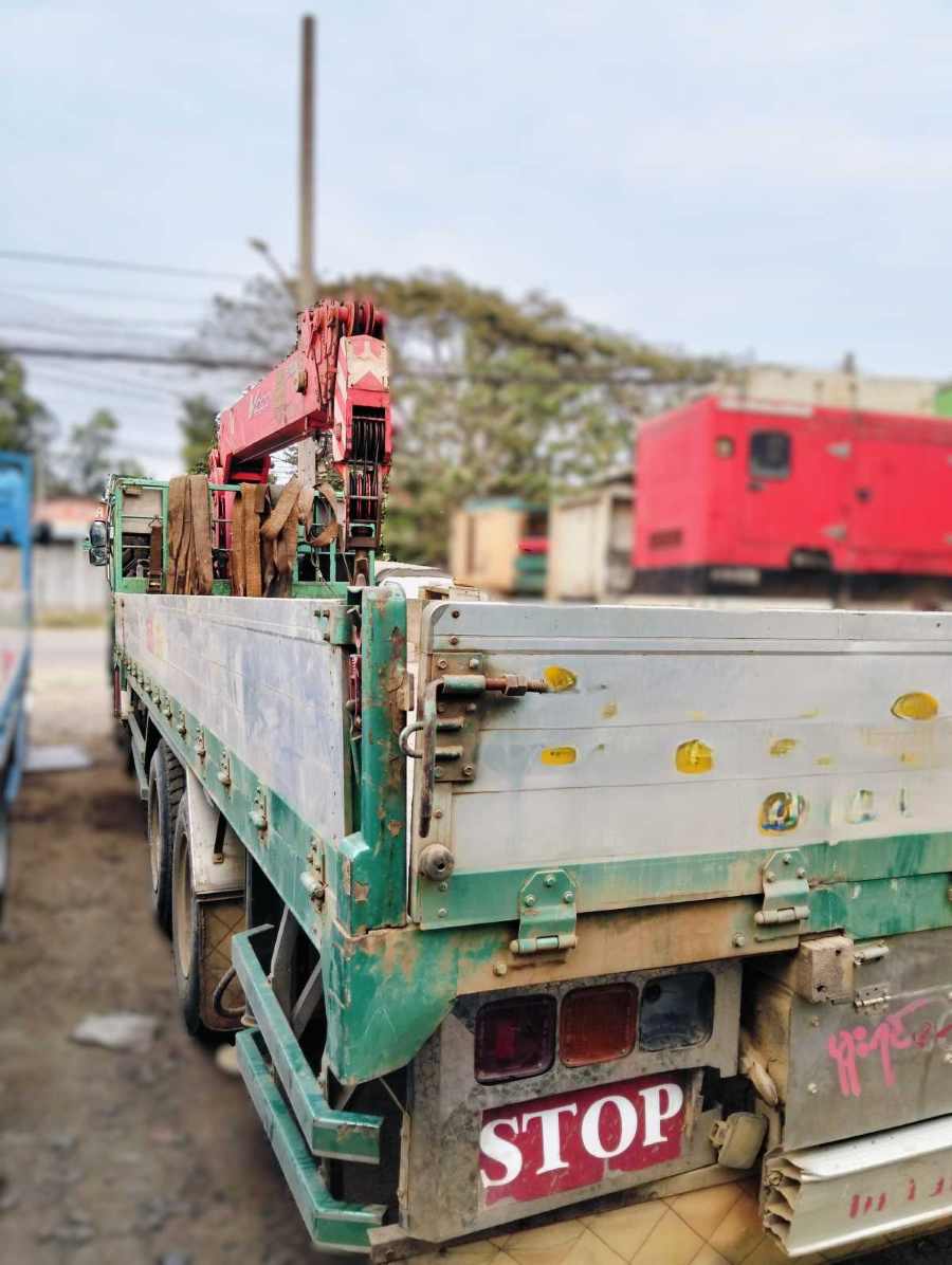 Nissan Diesel Cargo Truck Crane