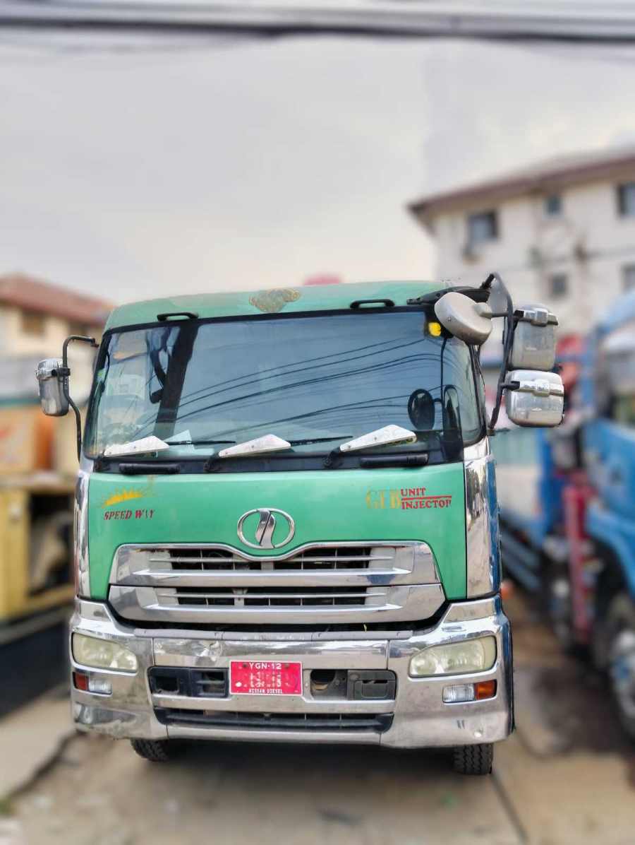 Nissan Diesel Cargo Truck Crane