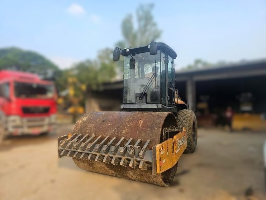 CASE Soil Compactor 1107EX-D with Cabin